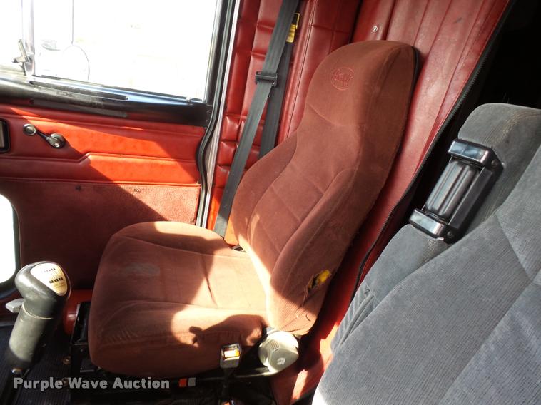 image for item K3436 2004 Peterbilt 378 semi truck