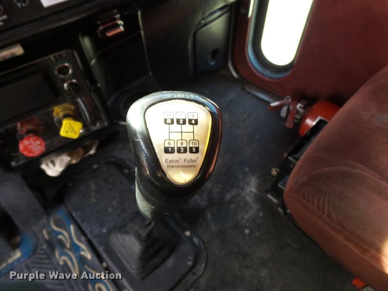 image for item K3436 2004 Peterbilt 378 semi truck