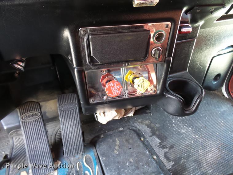 image for item K3436 2004 Peterbilt 378 semi truck