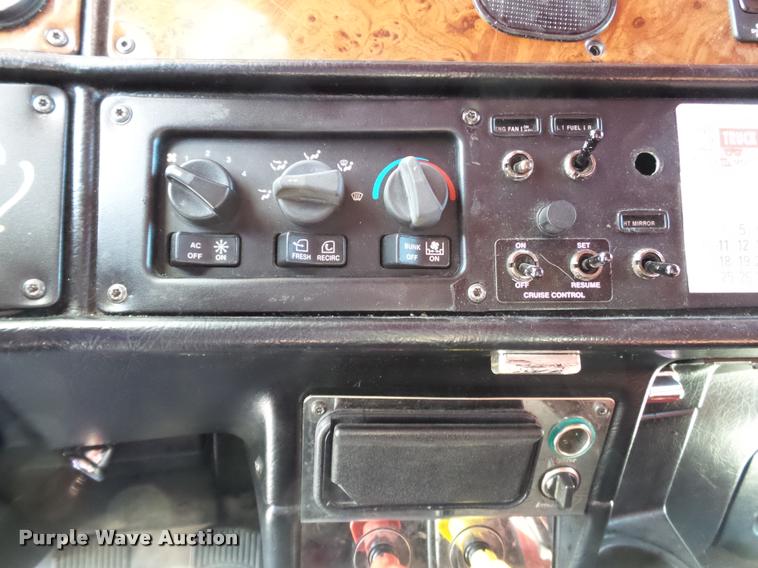 image for item K3436 2004 Peterbilt 378 semi truck