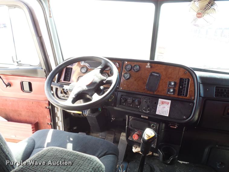 image for item K3436 2004 Peterbilt 378 semi truck