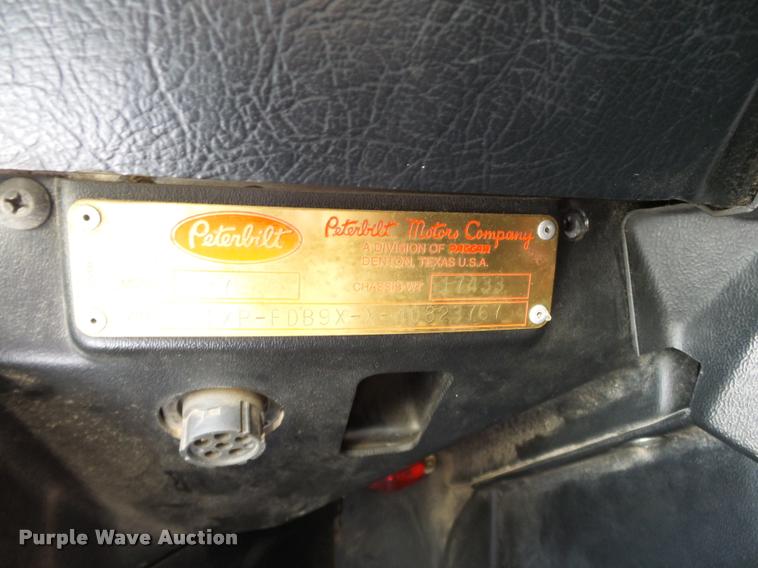 image for item K3436 2004 Peterbilt 378 semi truck