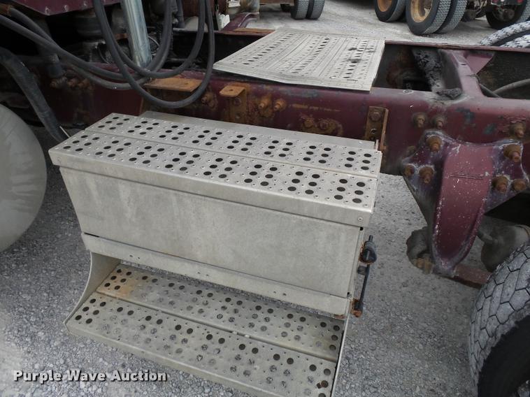 image for item K3437 2000 Freightliner Century Class 120 semi truck