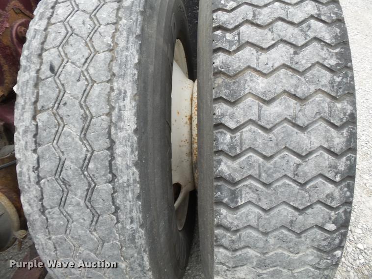 image for item K3437 2000 Freightliner Century Class 120 semi truck