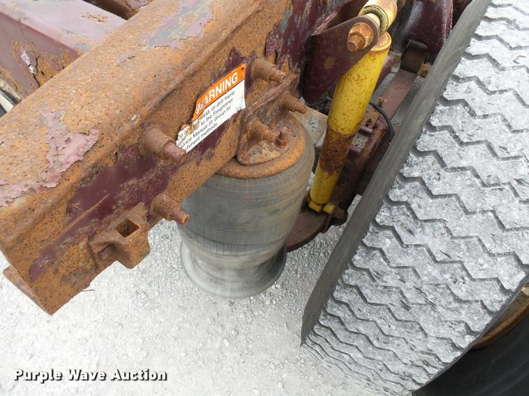 image for item K3437 2000 Freightliner Century Class 120 semi truck