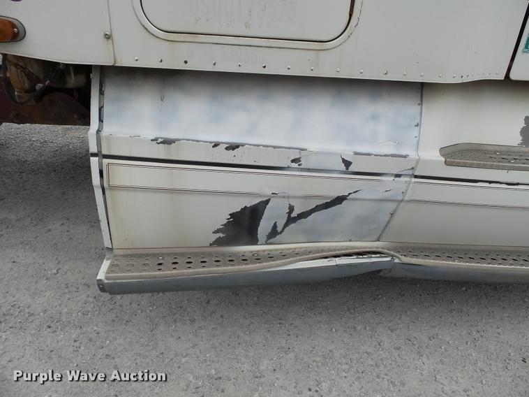 image for item K3437 2000 Freightliner Century Class 120 semi truck