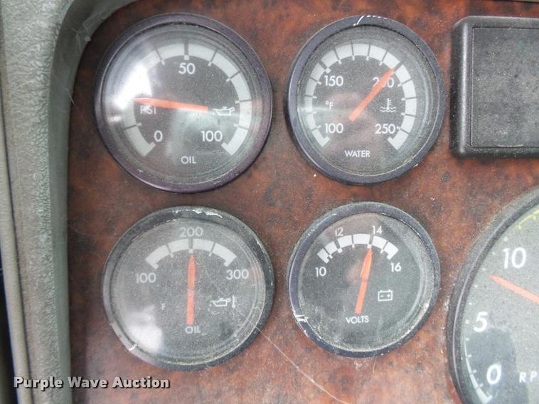 image for item K3437 2000 Freightliner Century Class 120 semi truck