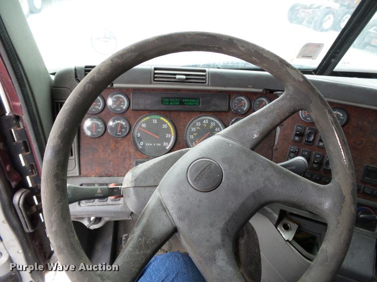 image for item K3437 2000 Freightliner Century Class 120 semi truck