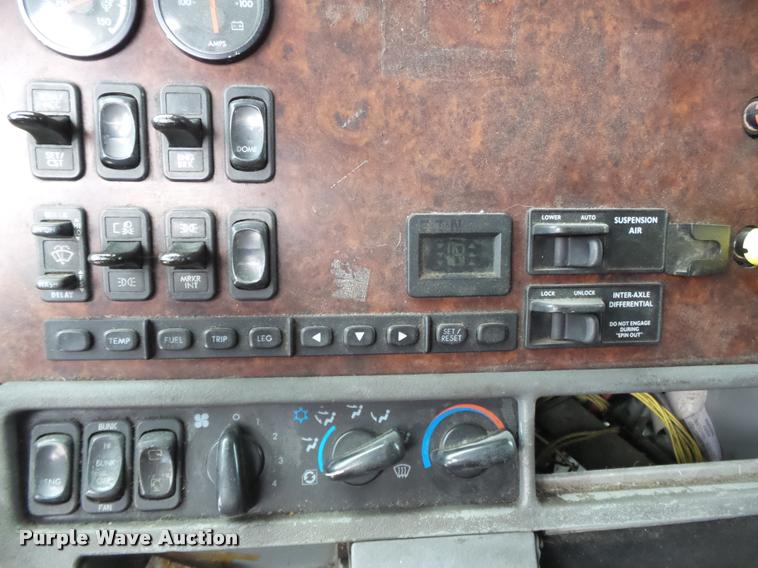 image for item K3437 2000 Freightliner Century Class 120 semi truck