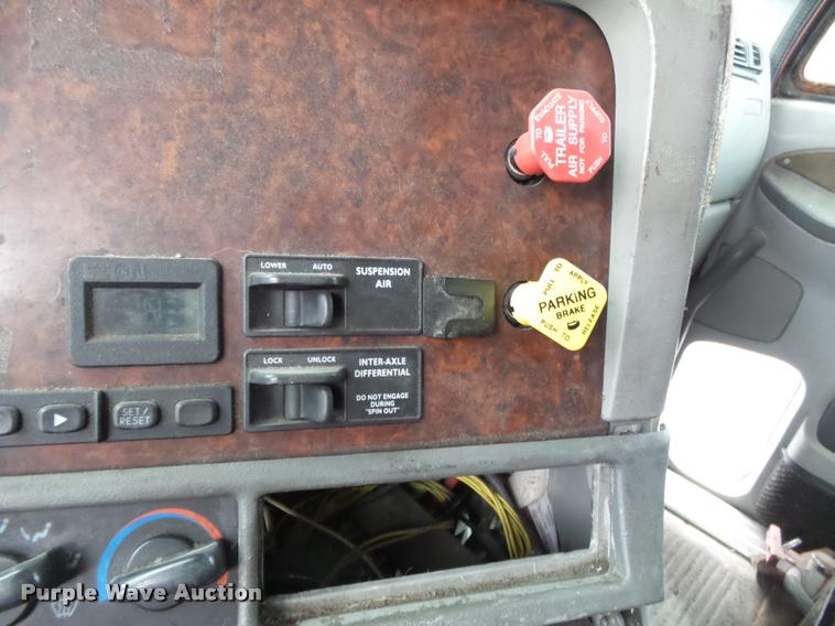 image for item K3437 2000 Freightliner Century Class 120 semi truck