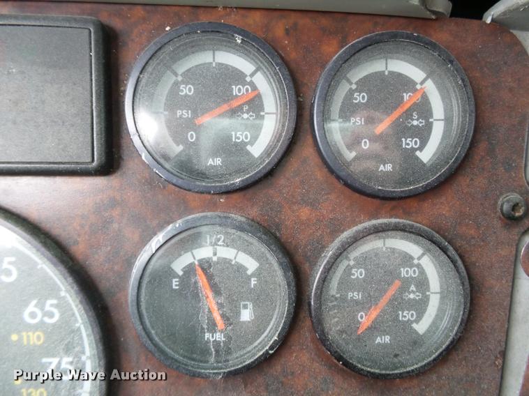 image for item K3437 2000 Freightliner Century Class 120 semi truck