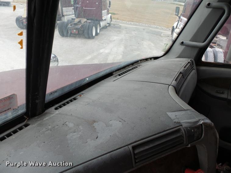 image for item K3437 2000 Freightliner Century Class 120 semi truck