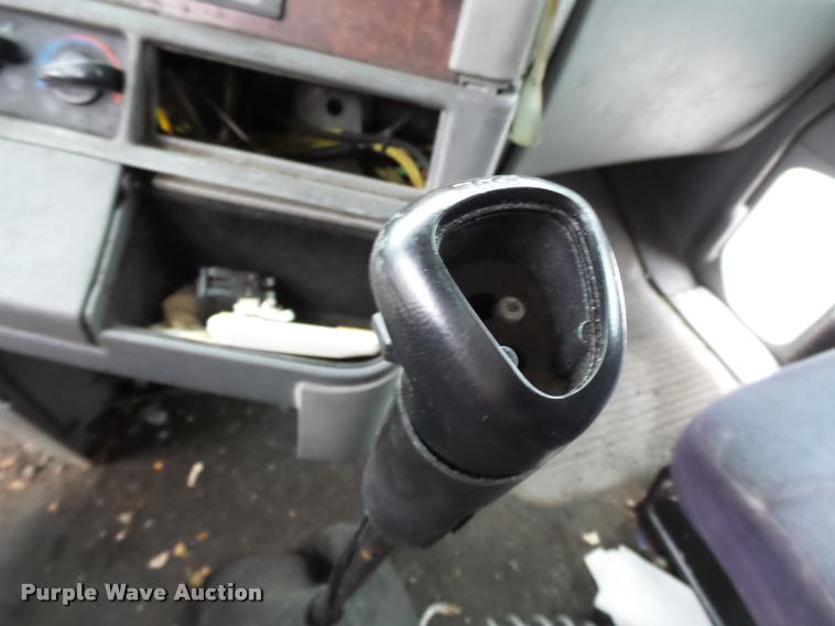 image for item K3437 2000 Freightliner Century Class 120 semi truck