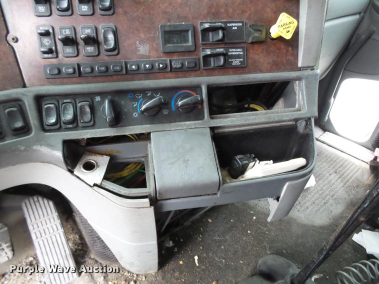 image for item K3437 2000 Freightliner Century Class 120 semi truck