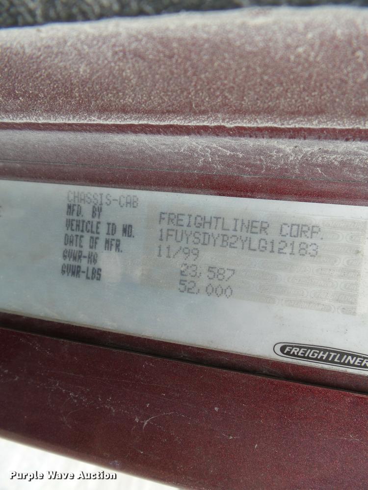 image for item K3437 2000 Freightliner Century Class 120 semi truck