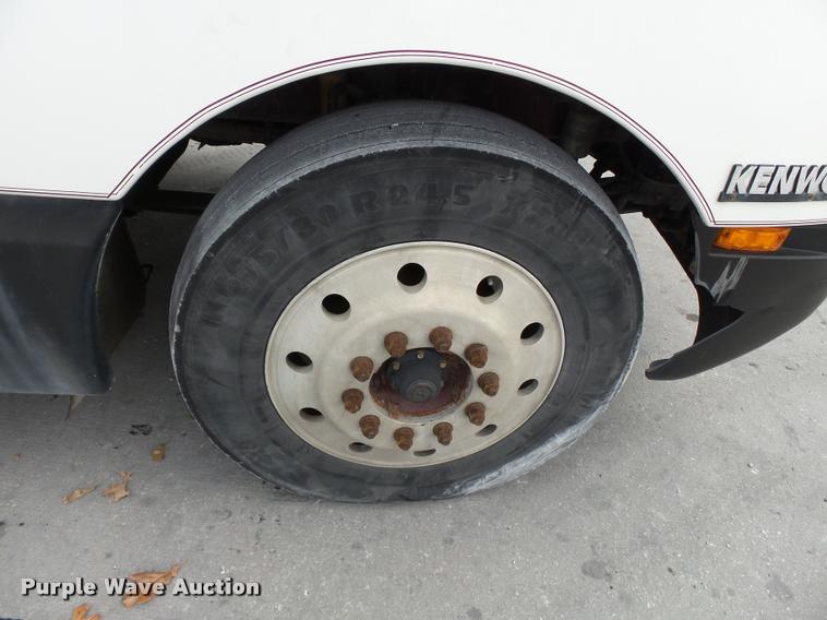 image for item K3441 1998 Kenworth T600 semi truck