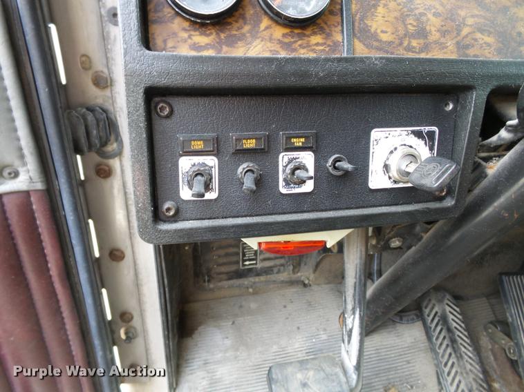 image for item K3441 1998 Kenworth T600 semi truck