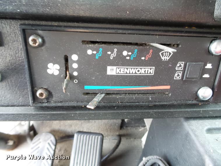 image for item K3441 1998 Kenworth T600 semi truck