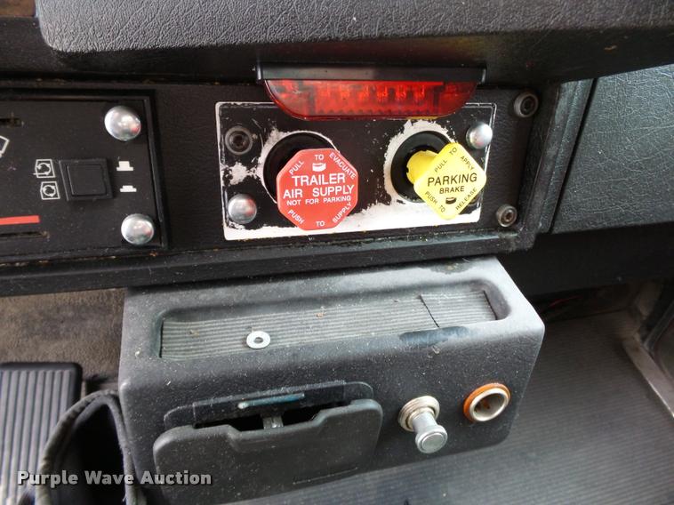 image for item K3441 1998 Kenworth T600 semi truck