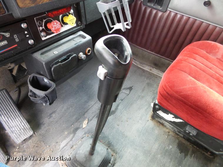 image for item K3441 1998 Kenworth T600 semi truck