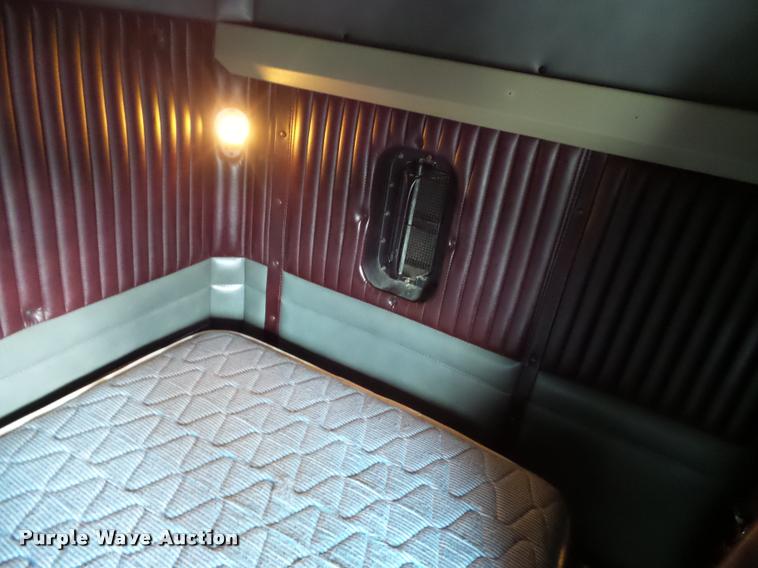 image for item K3441 1998 Kenworth T600 semi truck