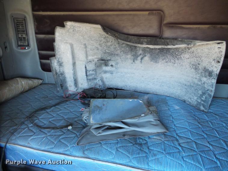 image for item K3442 1998 Freightliner Century Class 120 semi truck