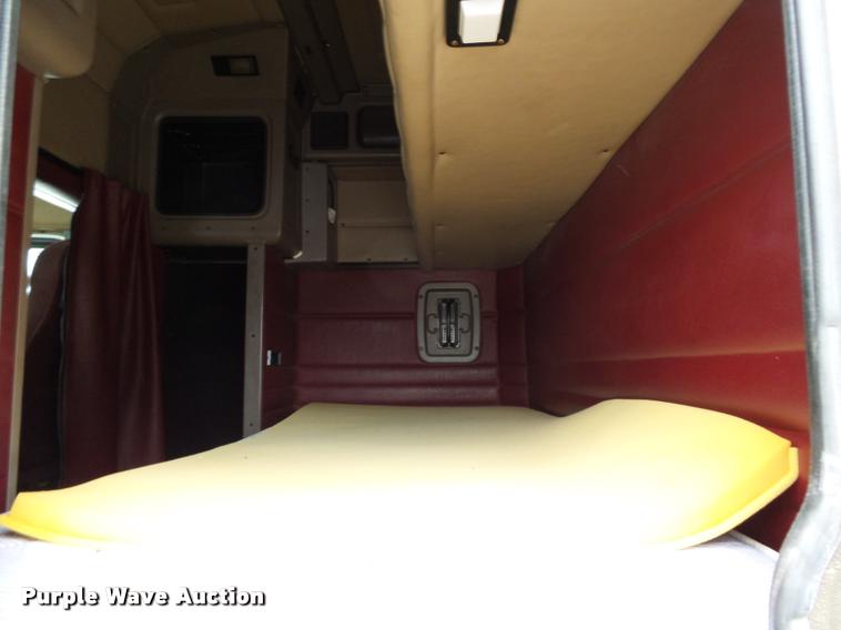 image for item K3446 2005 Peterbilt 378 semi truck