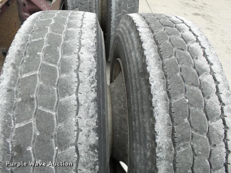 image for item K3446 2005 Peterbilt 378 semi truck