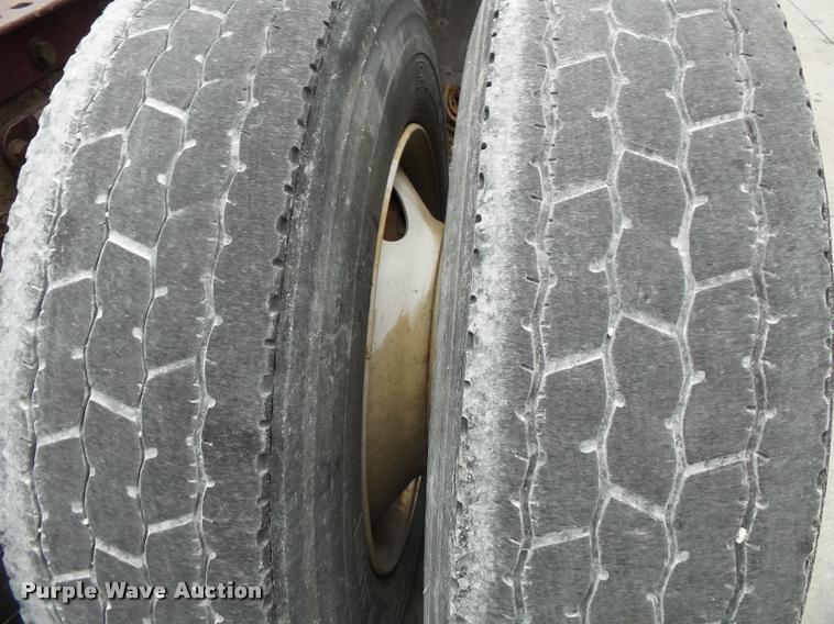 image for item K3446 2005 Peterbilt 378 semi truck