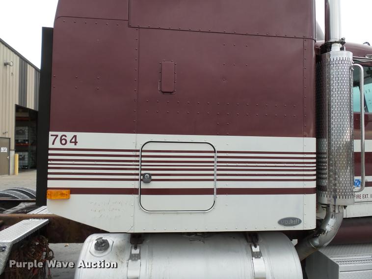 image for item K3446 2005 Peterbilt 378 semi truck