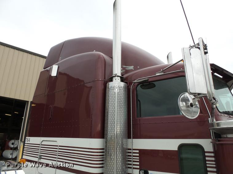 image for item K3446 2005 Peterbilt 378 semi truck