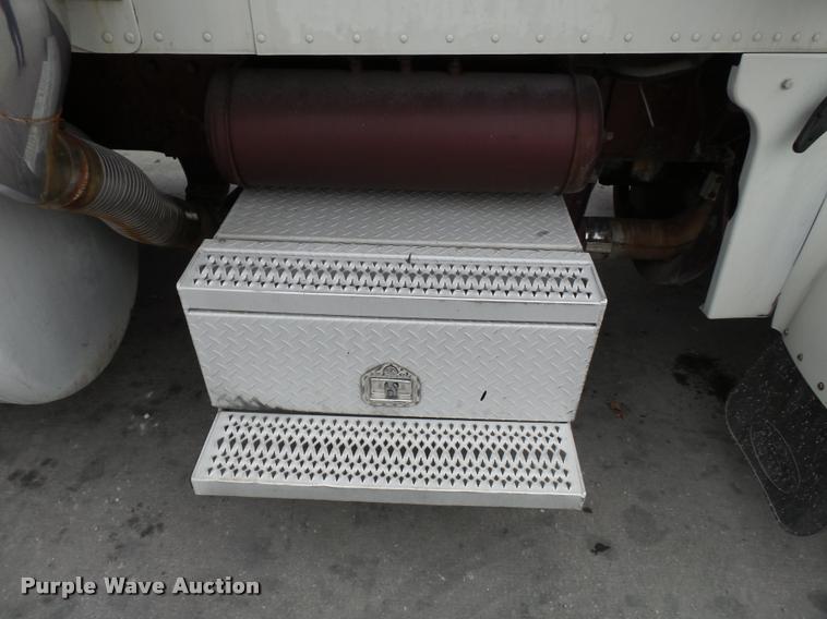 image for item K3446 2005 Peterbilt 378 semi truck