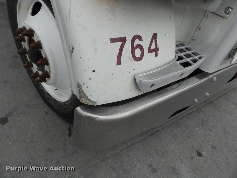 image for item K3446 2005 Peterbilt 378 semi truck