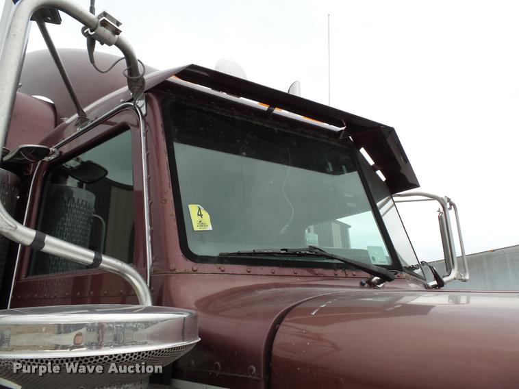 image for item K3446 2005 Peterbilt 378 semi truck