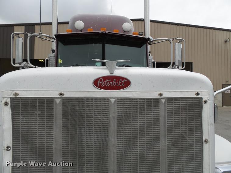 image for item K3446 2005 Peterbilt 378 semi truck