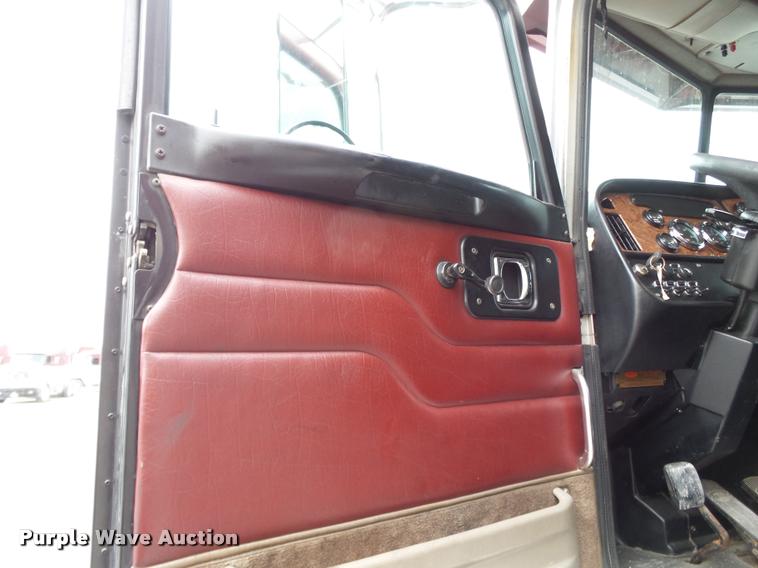 image for item K3446 2005 Peterbilt 378 semi truck