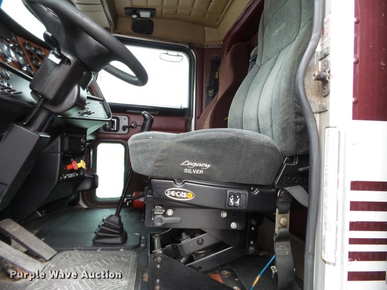 image for item K3446 2005 Peterbilt 378 semi truck