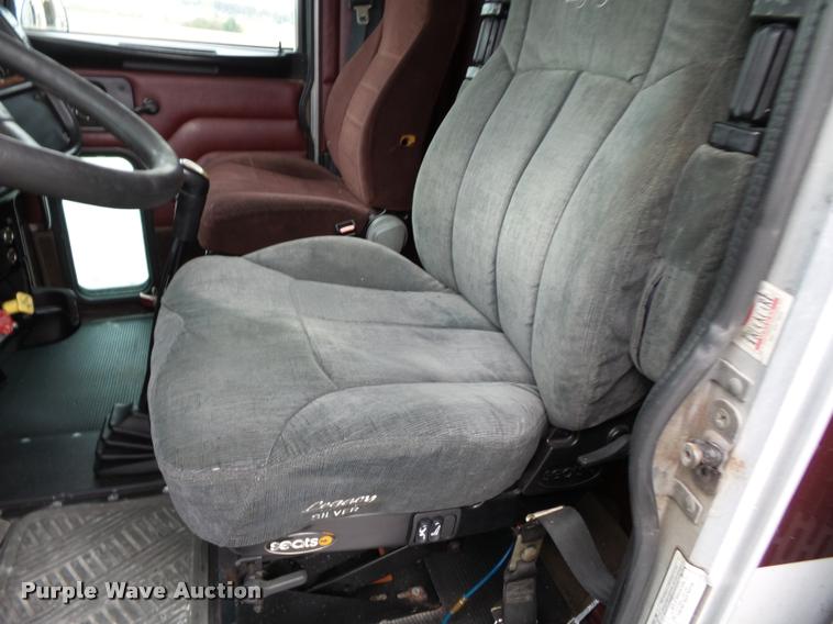 image for item K3446 2005 Peterbilt 378 semi truck