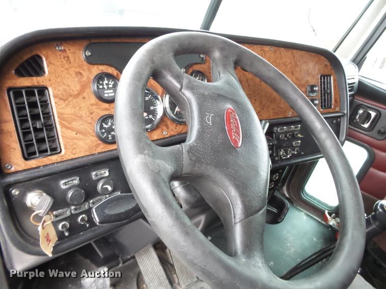 image for item K3446 2005 Peterbilt 378 semi truck
