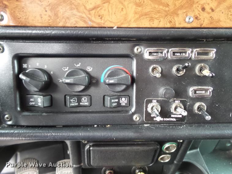 image for item K3446 2005 Peterbilt 378 semi truck