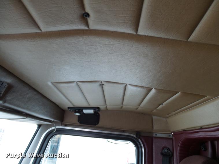 image for item K3446 2005 Peterbilt 378 semi truck