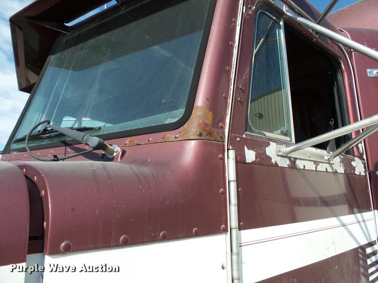 image for item K3449 1998 Peterbilt 377 semi truck