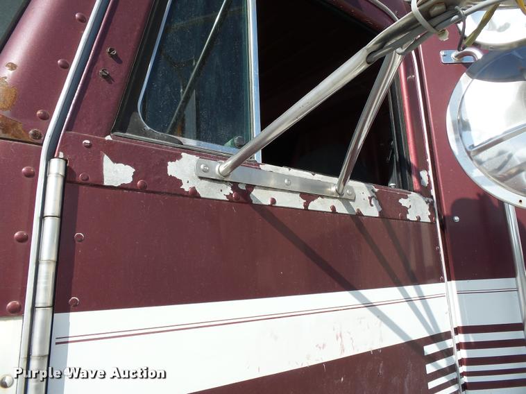 image for item K3449 1998 Peterbilt 377 semi truck