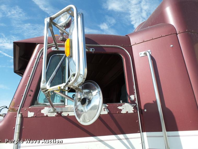 image for item K3449 1998 Peterbilt 377 semi truck