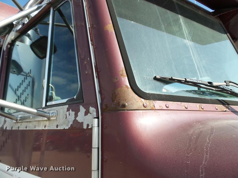 image for item K3449 1998 Peterbilt 377 semi truck