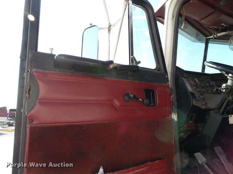 image for item K3449 1998 Peterbilt 377 semi truck