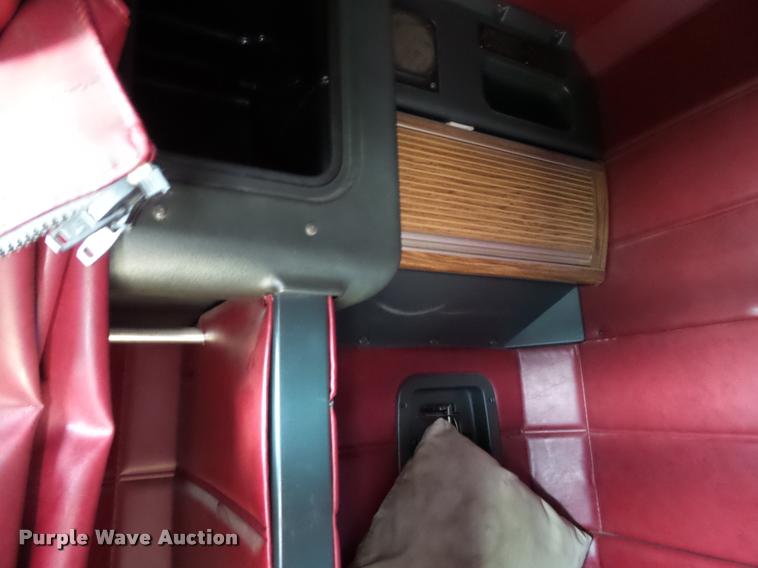 image for item K3449 1998 Peterbilt 377 semi truck