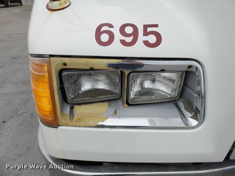 image for item K3451 2000 Freightliner FLD semi truck