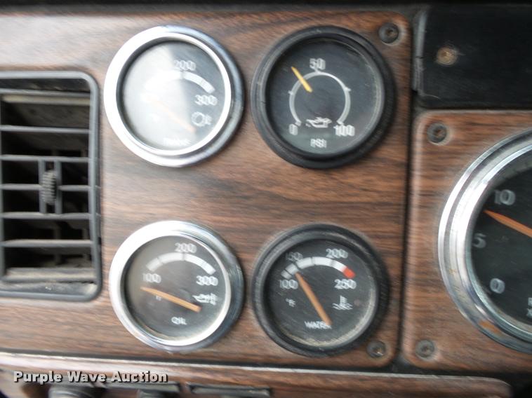 image for item K3451 2000 Freightliner FLD semi truck