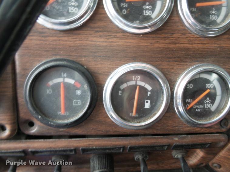 image for item K3451 2000 Freightliner FLD semi truck